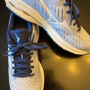 Mizuno Women’s Wave Rider 24 Size Women’s US 9.0. New.